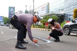 Satlantas Polresta Bandar Lampung Tandai Jalan Rusak dan Berlubang: Peduli Keselamatan Warga