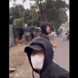 Viral, Pengeroyokan Pemuda oleh 2 Pria Kenakan Hoodie di Jalan Peta Pasar Burung Sukahaji