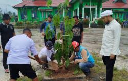 Komitmen Lingkungan, PT Sumber Bumi Putera Donasikan Ratusan Bibit Pohon