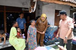 Tinjau Korban Banjir, Warga Kuningan Diminta Waspada Bencana Susulan