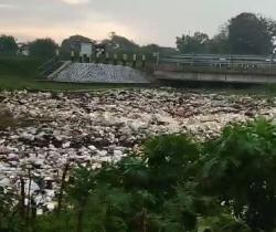 Irigasi Karanggelam Cikampek Dipadati Sampah Kiriman