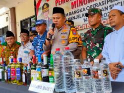 5.122 Botol Miras Hasil Operasi 15 Hari di Jombang Dimusnahkan, Kapolres Berdoa Begini!