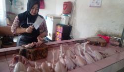 H-1 Ramadan, Harga Daging Ayam Potong di Pasar Manis Ciamis Tembus Rp42.000/Kg