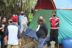 Polisi Bongkar Makam Dua Korban Diduga Keracunan di Blora