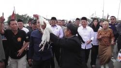 Bupati dan Wakil Bupati Kudus Berjalan Kaki di Jembatan Tanggulangin, Lakukan Tradisi Unik