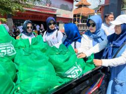 Daya Beli Masyarakat Turun, SMAN 2 Purwokerto Bagikan 2.000 Paket Sembako