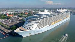 Kapal Pesiar Raksasa Anthem of the Seas Singgah di Pelabuhan Benoa