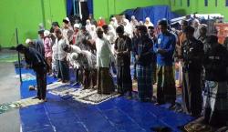 Korban Pergerakan Tanah di Cikondang Tasikmalaya Salat Tarawih Pertama Ramadan di Gor Desa