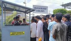 Jumat Berkah, Lanal Lhokseumawe Bagikan Makanan Gratis kepada Jamaah