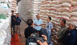 Wali Kota Tasikmalaya Viman Monitoring ke Gudang Bulog, Pastikan Stok Beras Aman hingga Lebaran 2025