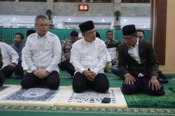 Momen Menhub Salat Tarawih Perdana Bareng Bupati Kuningan