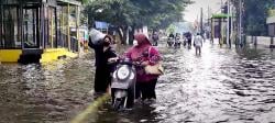 Banjir Luapan Kali Lamong Lumpuhkan Akses Di Gresik Selatan