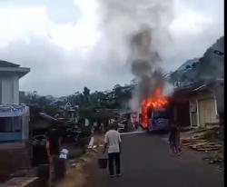 Niat Perbaiki AC, Mobil Elf di Banjarnegara Malah Terbakar