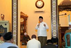 Wagub Sulbar Salat Tarawih di Mamuju, Ajak Jamaah Bersihkan Hati