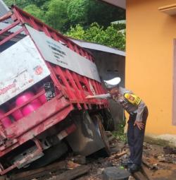 Truk Pengangkut Tabung LPG Seruduk Minibus dan Rumah Warga, 3 Korban Dilarikan ke Rumah Sakit
