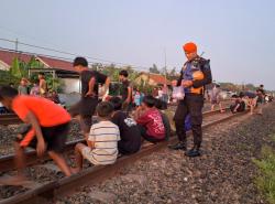 KAI Tingkatkan Patroli Jelang Lebaran, Cegah Warga Ngabuburit di Jalur Rel KA