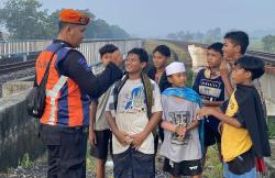 KAI Daop 8 Surabaya Tegaskan Larangan Ngabuburit di Jalur Kereta Api