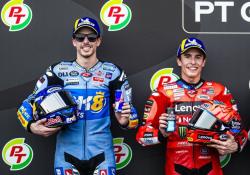 Ibu Pasti Nangis! Marc Marquez Terharu Naik Podium Bersama Adik