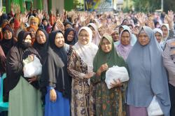 Bupati Lilis Nuryani Hadiri Baksos Ramadhan Kharisma Swalayan, Bagikan 2.800 Paket Sembako