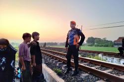 KAI Larang Warga Ngabuburit di Rel Kereta, Bisa Dipenjara 3 Bulan!