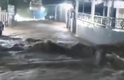 Ngeri! Penampakan Banjir Bandang Terjang Kawasan Puncak Bogor, 1 Warga Hilang Terbawa Arus