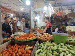 Satgas Pangan Temukan Penjual Minyak Diatas HET di Pasar Johar Karawang