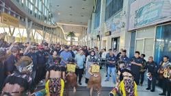 Bupati dan Wakil Bupati Raja Ampat Tiba di Sorong, Disambut Meriah Antusiasme Masyarakat