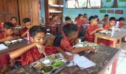 Makan Gratis di Sekolah: Anak Semangat, Orang Tua Tenang