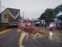 Tabrakan Pick UP vs Truk di Torgamba, Jalinsum 'Dibanjiri' Telur