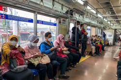 Simak Ketentuannya : Penumpang KRL Boleh Buka Puasa di dalam Kereta   