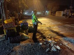 Pikup Terguling, Muatan Berceceran di Jalan