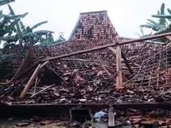 Satu Rumah Roboh dan Puluhan Rumah Rusak di Kramat Penawangan Akibat Angin Kencang