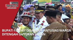 Bupati Fawait Disambut Antusias Warga Ditengah Guyuran Hujan