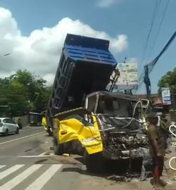 Kecelakaan Beruntun Jalur Pantura Situbondo, Dua Dump Truk Ringsek