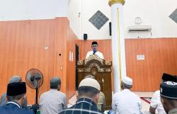 Salat Tarawih di Tarambang Mamuju, SDK Titip Doa untuk Pimpin Sulbar