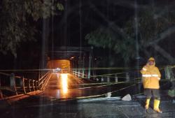 Waduh! Jembatan Penghubung Karawang-Bogor Amblas, Warga Diminta Gunakan Jalan Alternatif