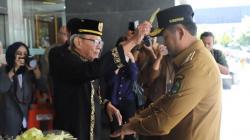 Hari Pertama Ngantor sebagai Gubernur Kaltim, Rudy Mas'ud Disambut Prosesi Adat Tepung Tawar