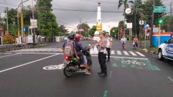 Polisi di Banyumas Sosialisasi Tertib Lalin dan Bagikan Takjil Gratis