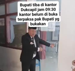 Viral Bupati Mamasa Welem Sambolangi Buka Sendiri Kantor Dukcapil