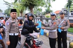 Berkah Ramadhan, Polres Madiun Bagikan 100 Takjil Untuk Warga dan Pengendara