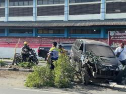 Pengemudi dalam Pengaruh Miras, Mobil Tabrak Lampu Jalan di Sentani