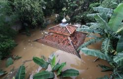 Sungai Ciliwung Meluap, Jakarta Lumpuh Dikepung Banjir