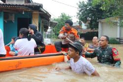 Banjir Rendam Sawangan Depok, Kapolsek Kompol Fauzan Turun Langsung Evakuasi Warga