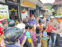 Jelang Berbuka Puasa, Masyarakat Padati Mapolres Jombang untuk Dapatkan Takjil Gratis