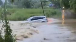 Viral Mobil Terbawa Arus Deras, Sopir Nekat Terobos Banjir