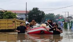 Banjir 1,4 Meter Rendam Cipondoh Tangerang, Warga Dievakuasi Pakai Perahu Karet