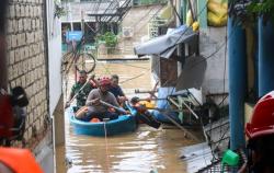 Terjebak Banjir, 23 Warga di Pengadegan Diselamatkan Damkar Pancoran