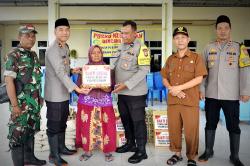 Peduli Sesama, Polres Gresik Bantu Warga Terdampak Banjir di Gresik