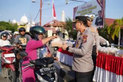 Polres Pidie Bagi-Bagi Takjil untuk Berbuka Puasa