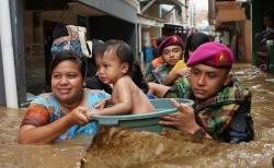 Marinir Gerak Cepat Bantu Evakuasi Warga Terjebak Banjir